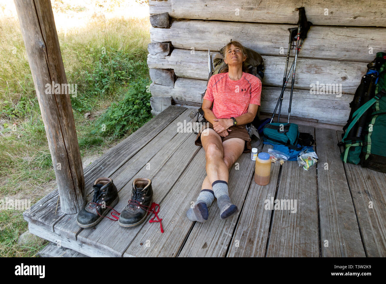 WA 11057-00 ... WASHINGTON - Vicky Feder entspannend nach einem langen Grat Wanderung hinunter in Olympic National Park. (Herr #S1) Stockfoto