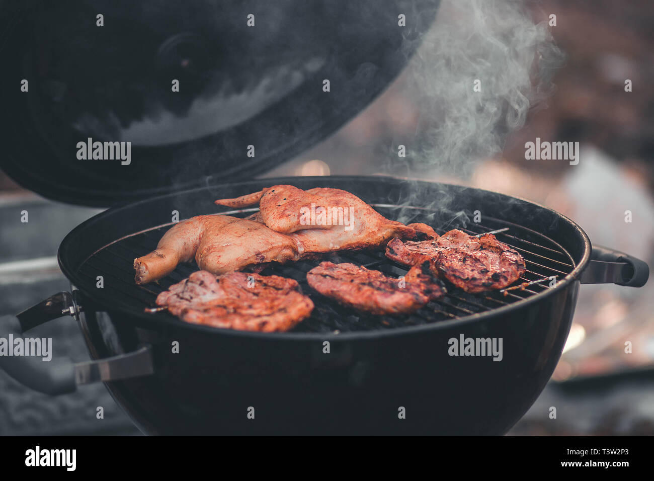Das Hähnchen mit einem Grill gebraten Stockfoto