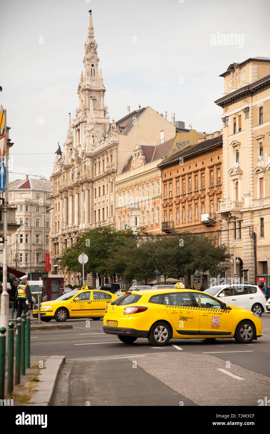 BUDAPEST, Ungarn - 20. SEPTEMBER 2017: Downtown Budapest beschäftigt mit den lokalen Verkehr und Taxis. Stockfoto