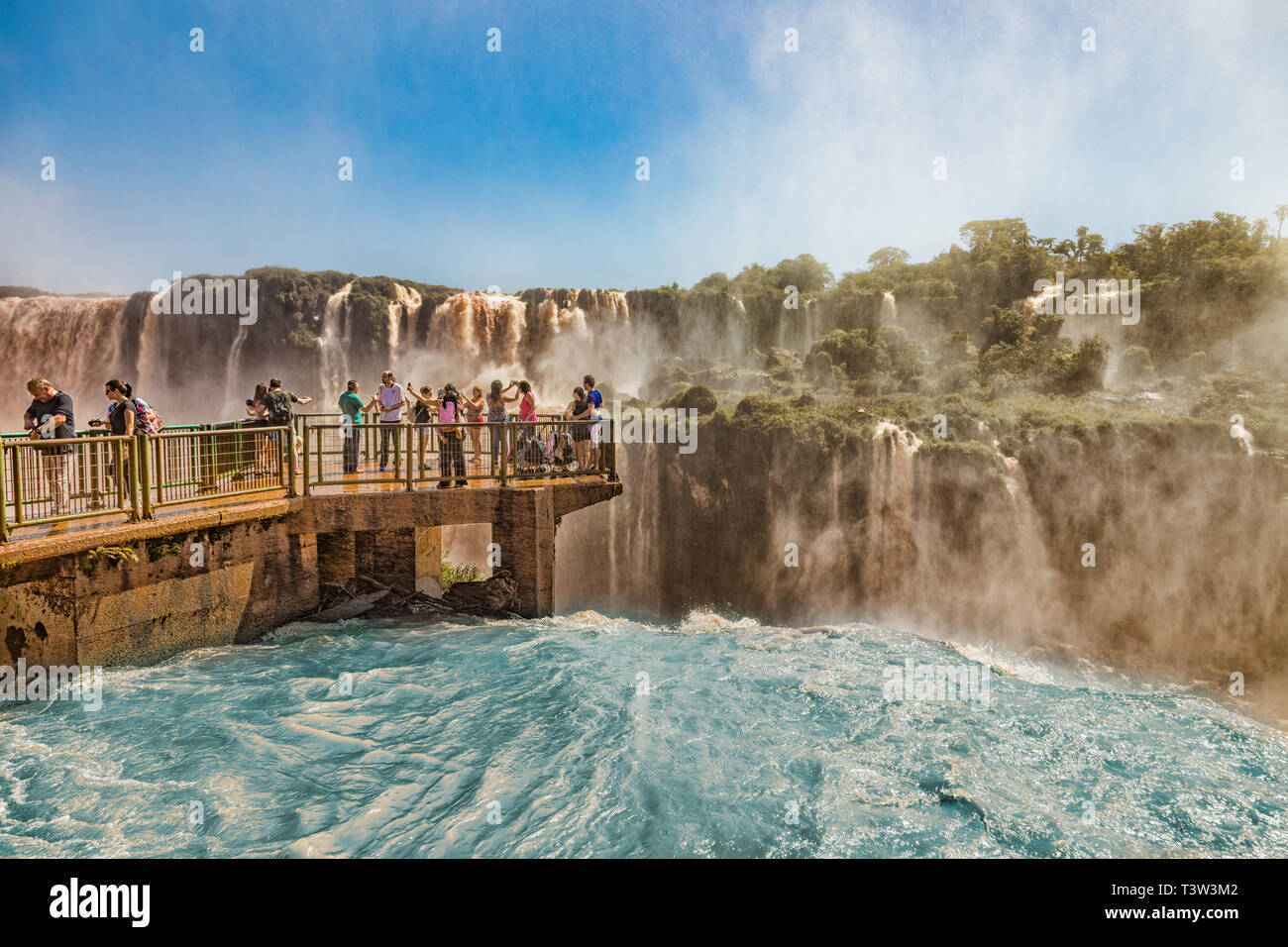 Foz do Iguacu, Brasilien - 20. November 2017: Menschen auf einem Steg in der Mitte der Iguazu Wasserfälle auf der brasilianischen Seite. Stockfoto