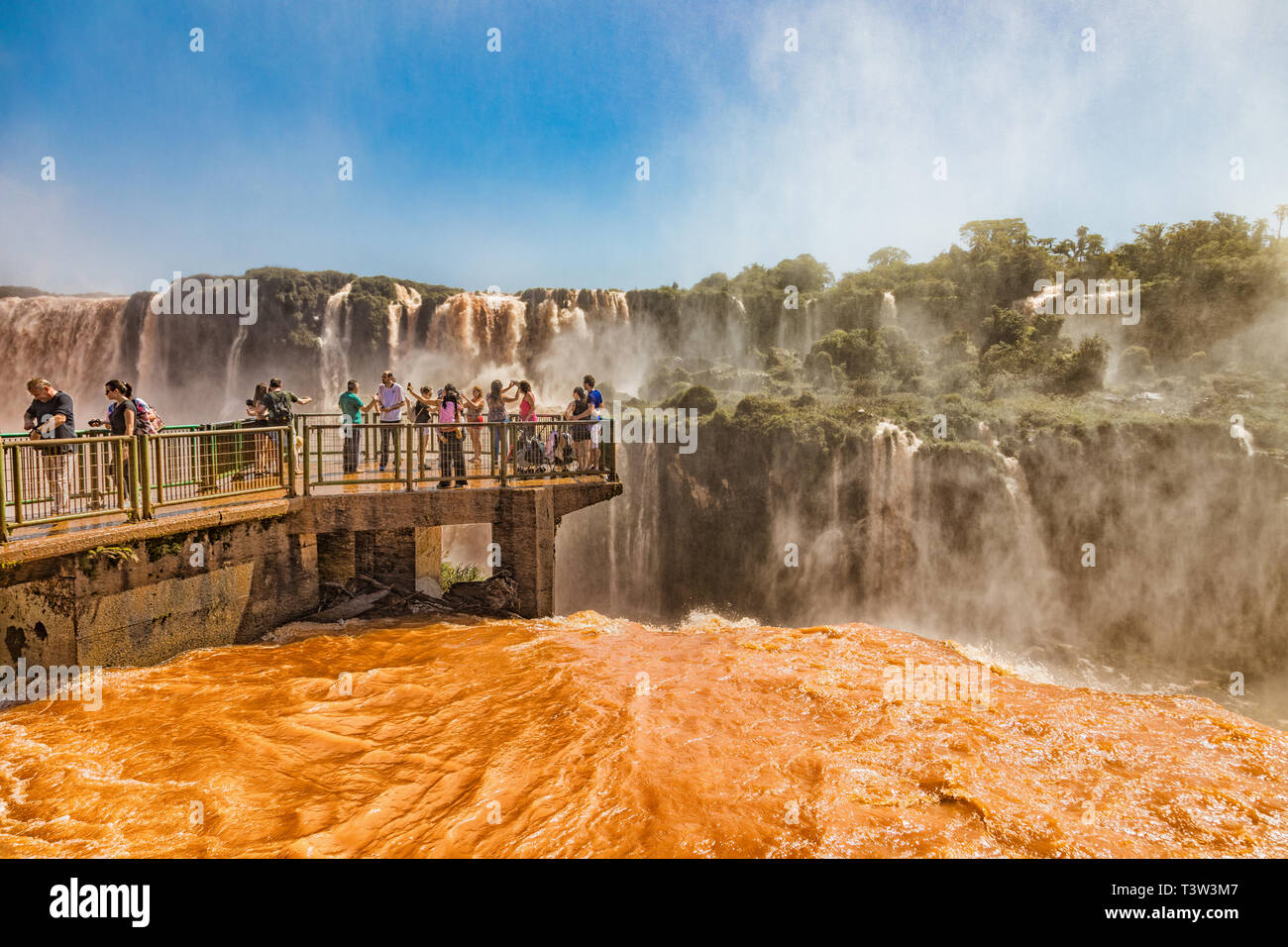 Foz do Iguacu, Brasilien - 20. November 2017: Menschen auf einem Steg in der Mitte der Iguazu Wasserfälle auf der brasilianischen Seite. Stockfoto