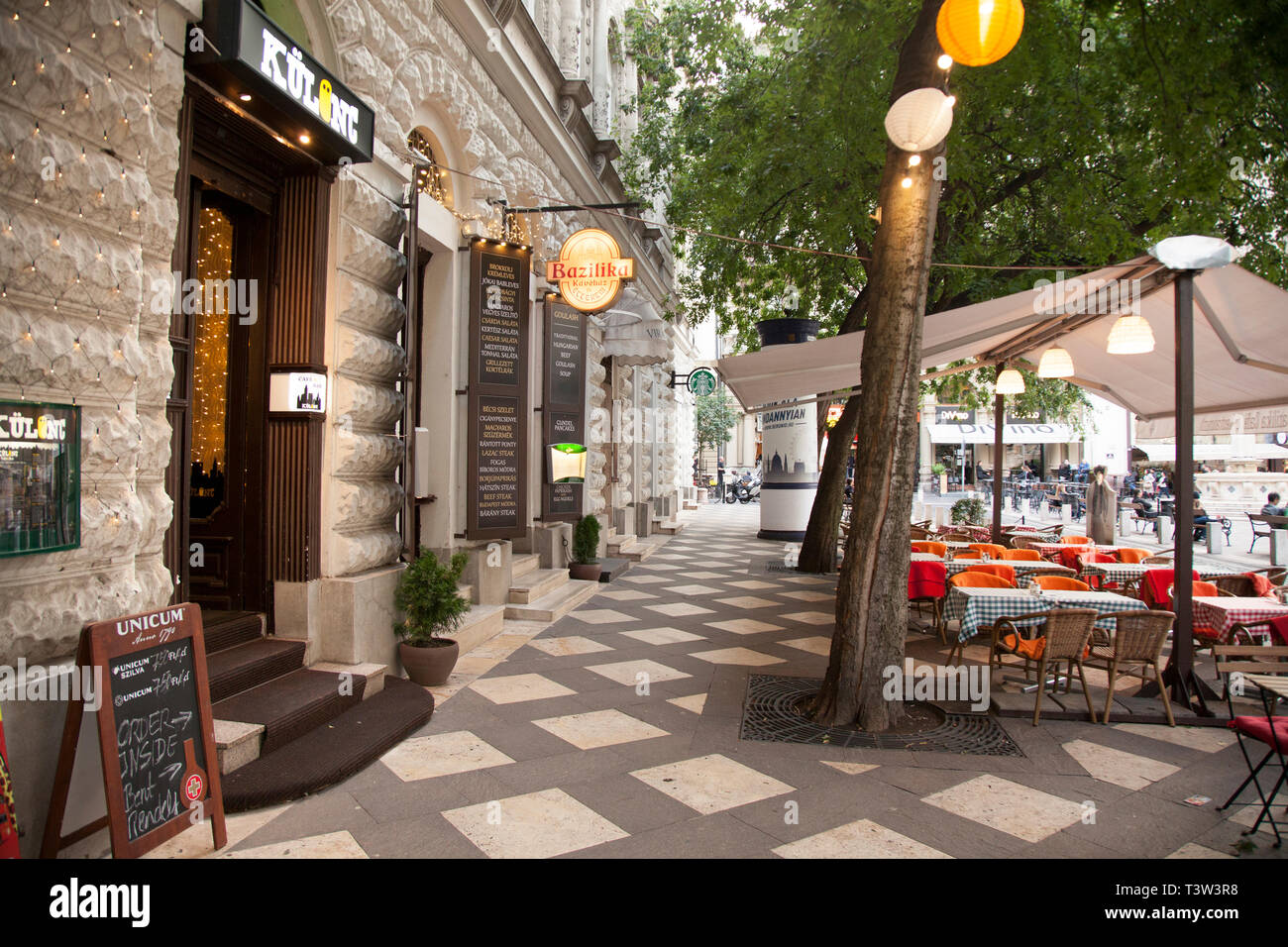 BUDAPEST, Ungarn hat viele Restaurants und Terrassen, die jedes Jahr viele Touristen anziehen. Stockfoto