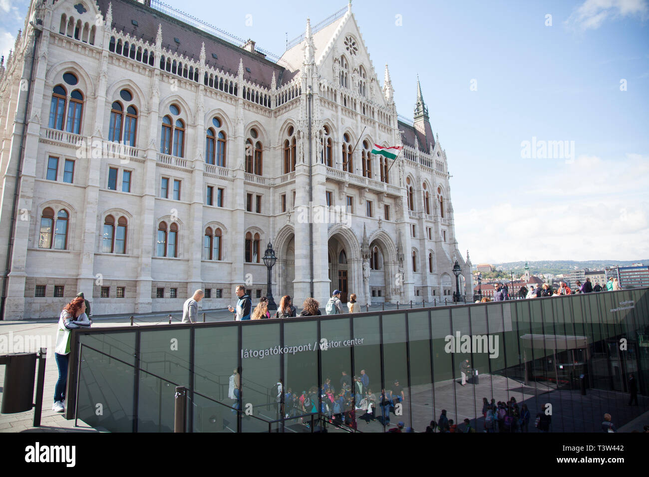 BUDAPEST, Ungarn - 22. SEPTEMBER 2017: Eingang zum Besucherzentrum im ungarischen Parlament Gebäude. in Budapest. Stockfoto