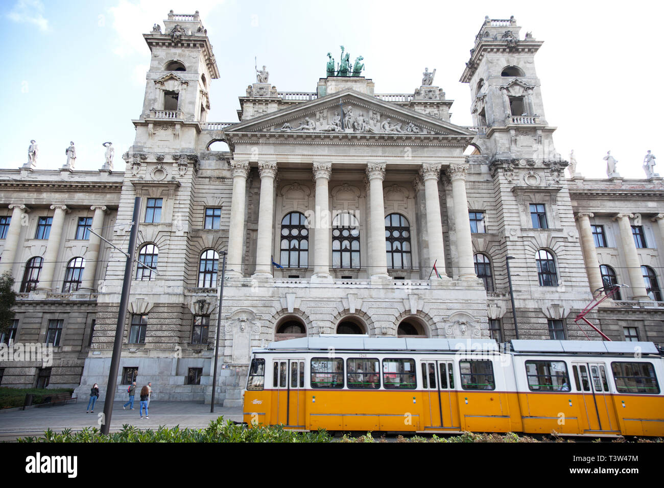BUDAPEST, Ungarn - 22. SEPTEMBER 2017: Der Ethnographie Museum Gebäude gegenüber dem ungarischen Parlament, Budapest, Ungarn. Stockfoto