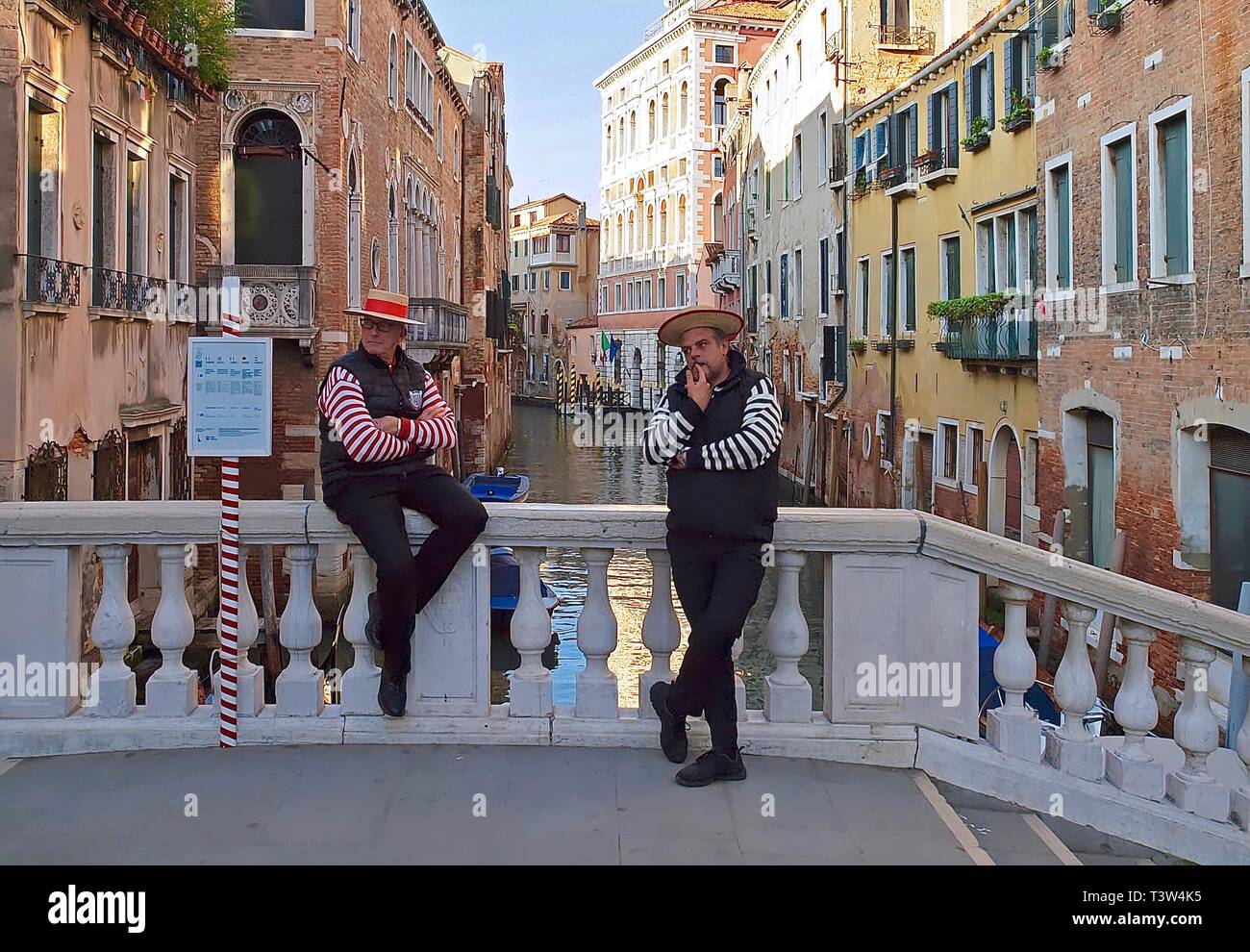 Zwei Gondolieri, Männer auf einer Brücke von Venedig warten auf Kunden Stockfoto