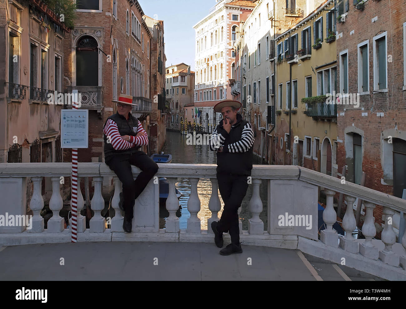 Zwei Gondolieri, Männer auf einer Brücke von Venedig warten auf Kunden Stockfoto