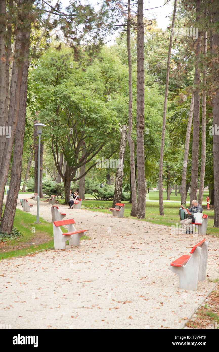 BUDAPEST, Ungarn - 22. SEPTEMBER 2017: Personen, die einem herbstmorgen Park auf der Margareteninsel in Budapest, Ungarn Stockfoto