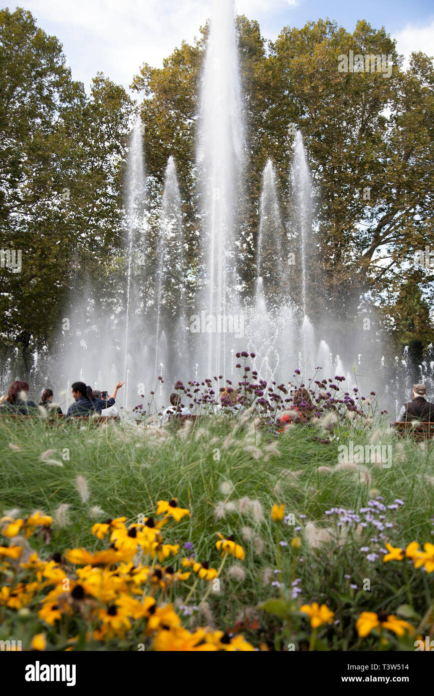 BUDAPEST, Ungarn - 22. SEPTEMBER 2017: der Musikalischen Fontäne ist eine der Hauptattraktionen auf | Margaretheninsel in Budapest, Ungarn. Stockfoto