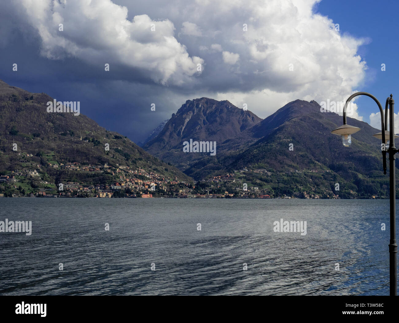 Comer See - Italien, Sturm, Wolken über die Berge, die den See Stockfoto