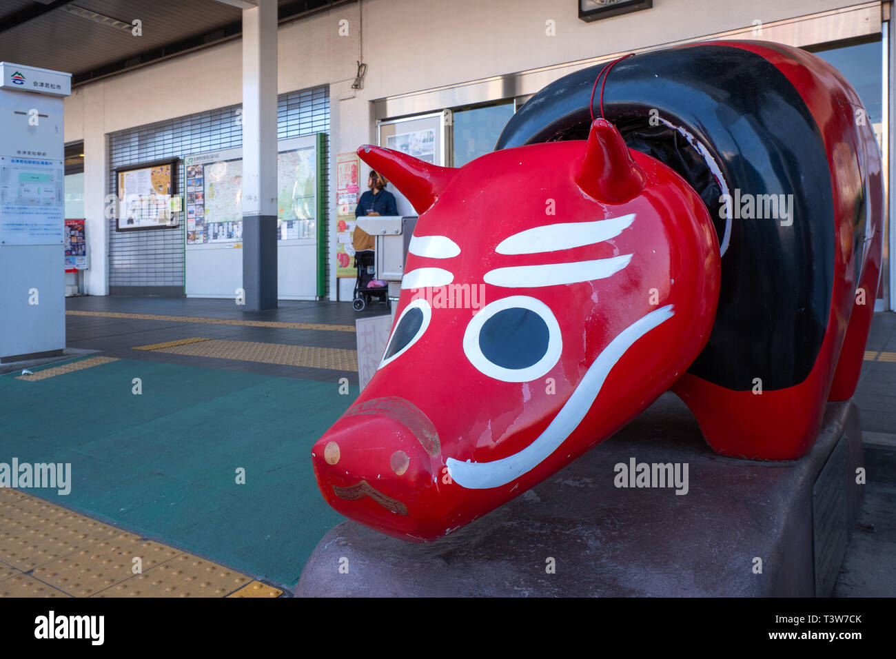 Aizuwakamatsu, Japan - 21. April 2018: "Akabeko" einen legendären Red Cow, die normalerweise auf ein Spielzeug Kuh, ist ein Symbol für die aizu Region finden Stockfoto