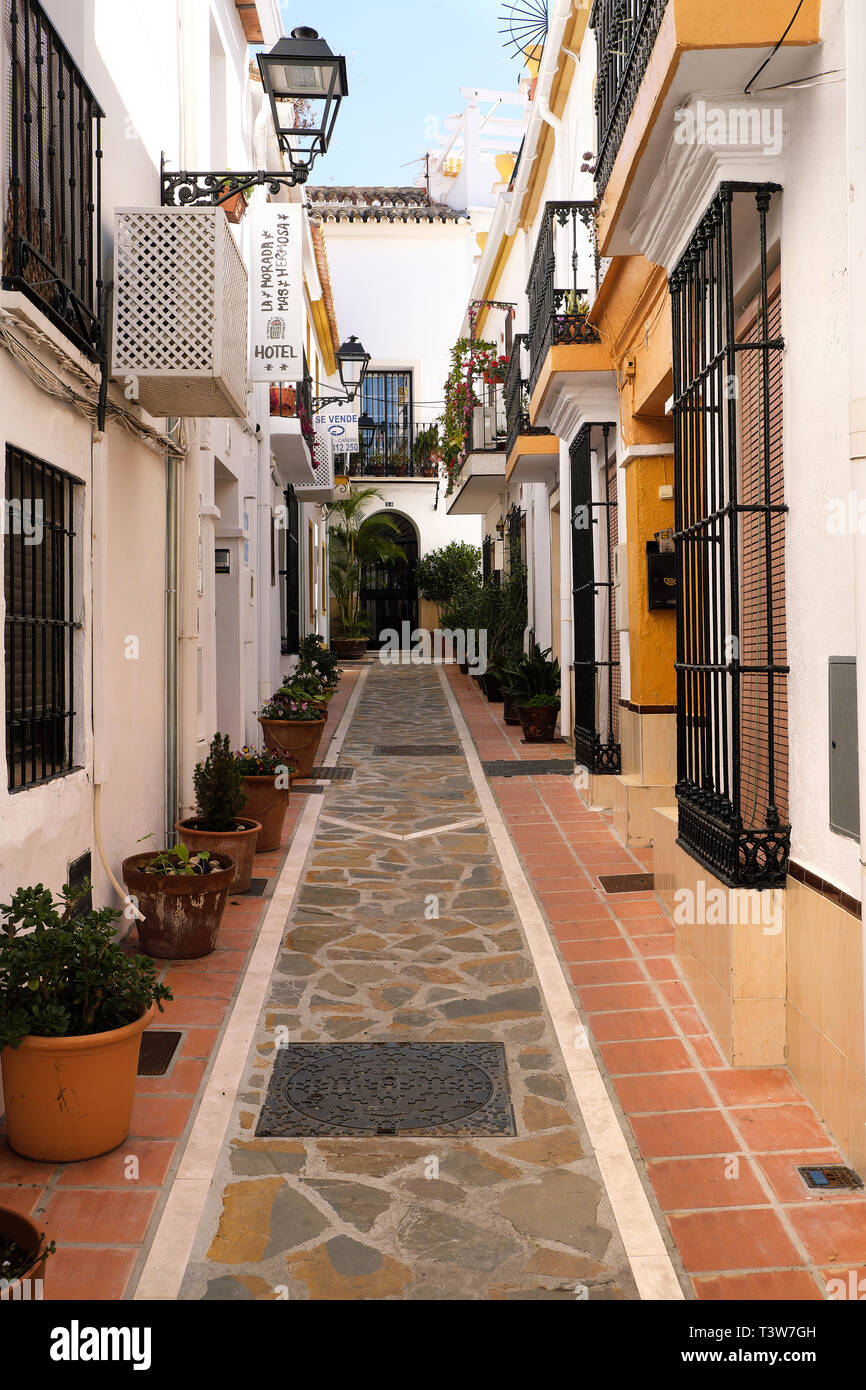 Die Altstadt von Marbella, Andalusien, Spanien - 13. März 2019: traditionellen, weiß getünchten Häusern und engen Straße Stockfoto