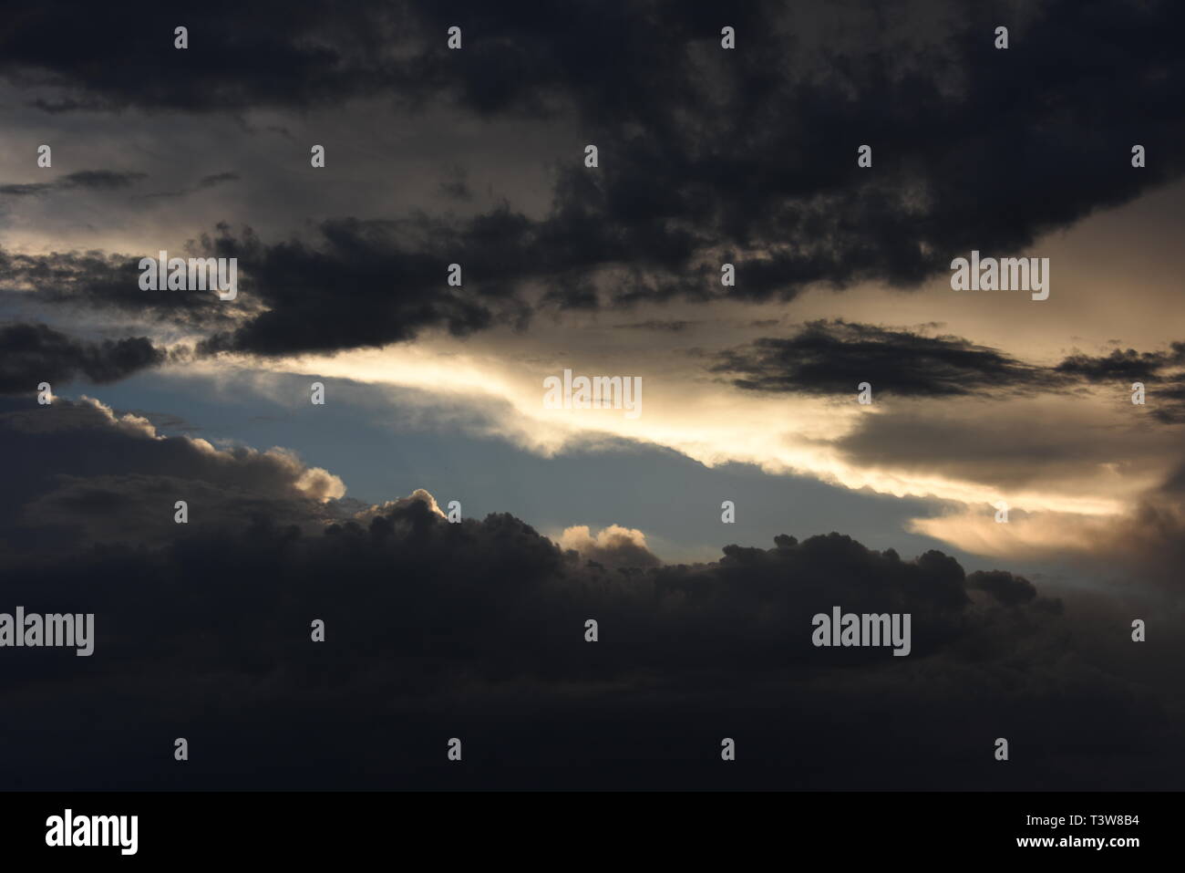 Loch in die dunklen Wolken lässt hoffen Stockfoto