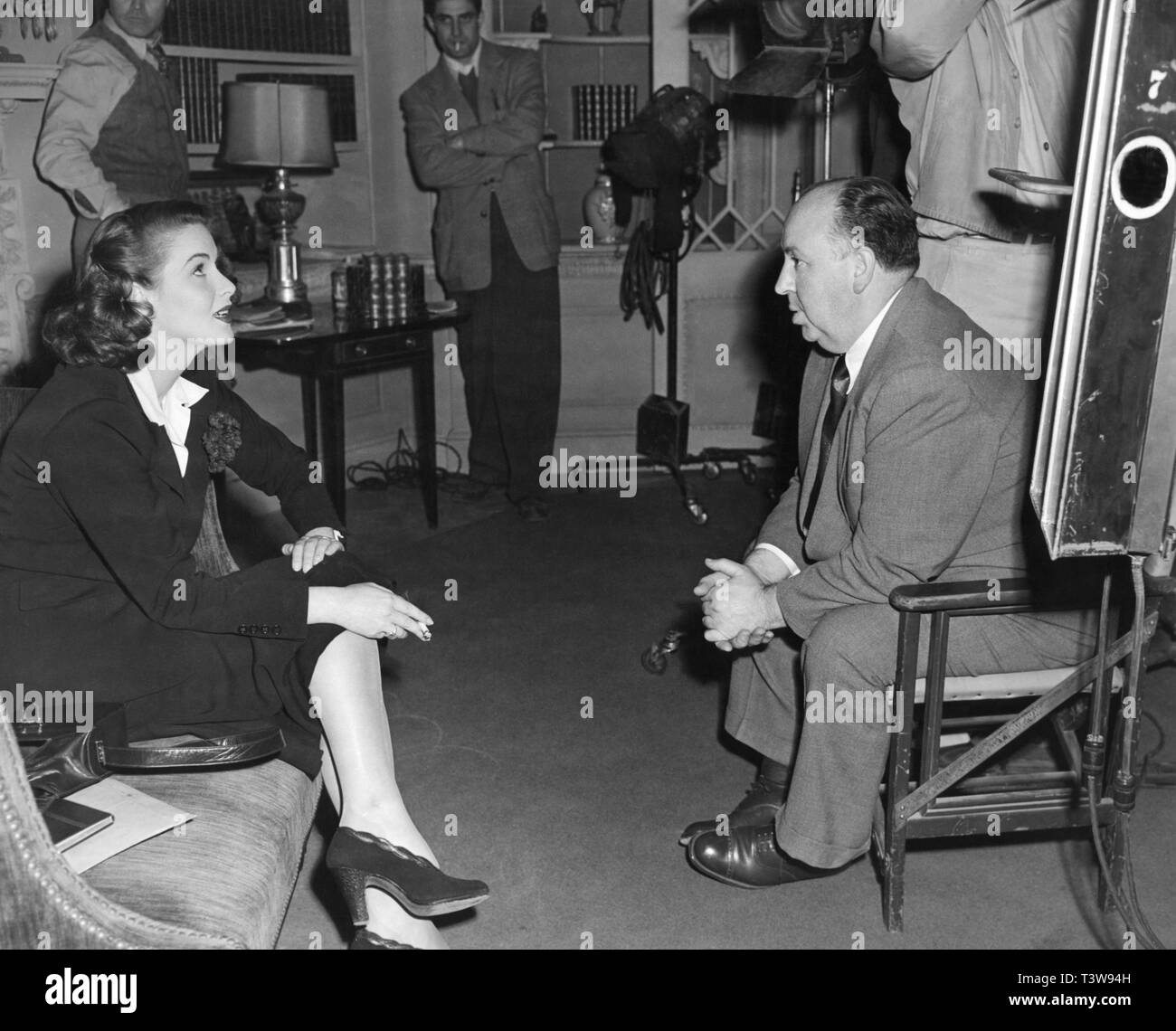 Rhonda Fleming und Direktor Alfred Hitchcocks SPELLBOUND 1945 am Set der Dreharbeiten candid Produzent David O. Selznick Selznick International Pictures/Vanguard Films/United Artists Stockfoto