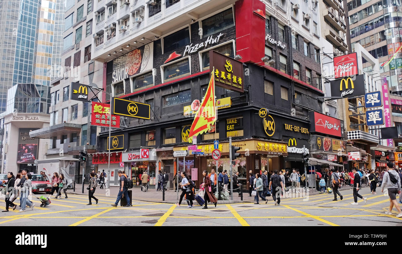 Überqueren einer viel befahrenen Kreuzung von Hong Kong Stockfoto
