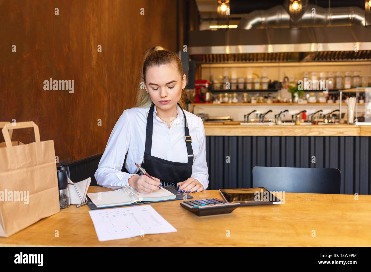 Kleine Familie Restaurant Besitzer tun Finanzierung Berechnung Rechnungen und profitieren Sie von kleinen Unternehmen Stockfoto