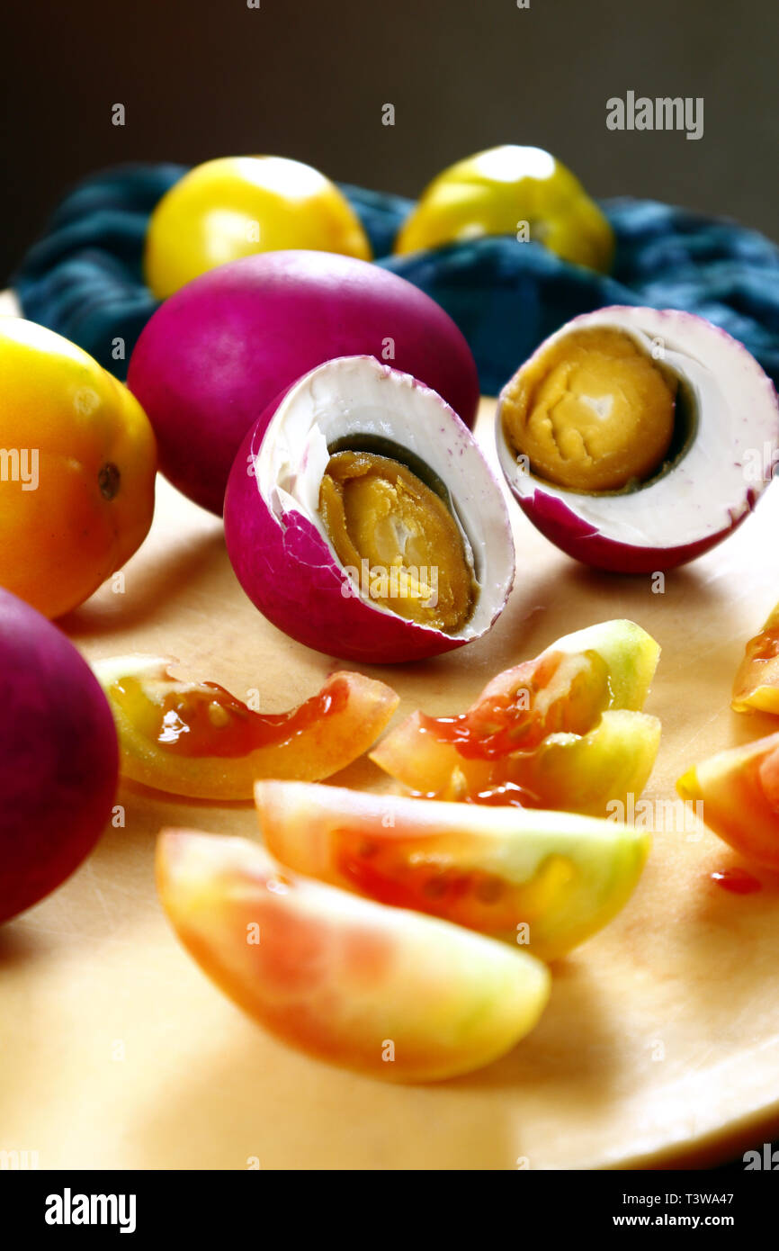 Foto von gesalzene Ente Eier und Tomaten Stockfoto