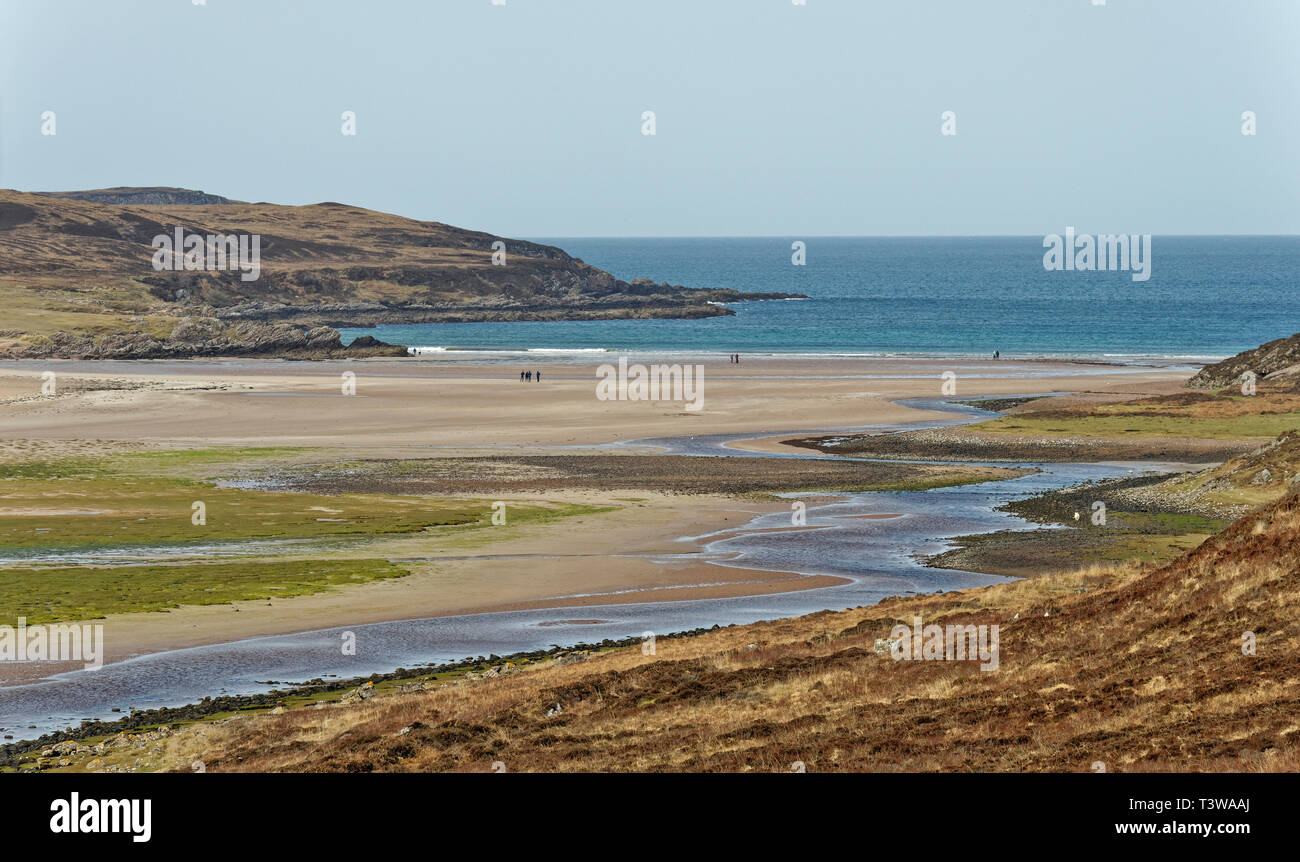 ACHILTIBUIE ROSS UND CROMARTY SCHOTTLAND typische Bucht mit Sandstrand und Menschen Stockfoto