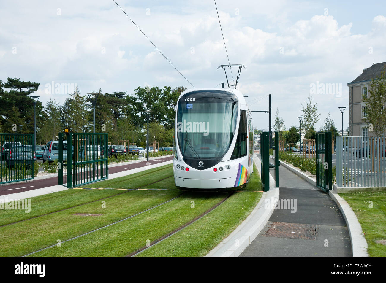 Angers, moderne Straßenbahn, Durchfahrt Institut de Biologie de Santé