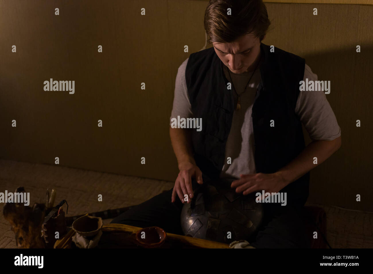 Mann spielt Hang Drum Stockfoto