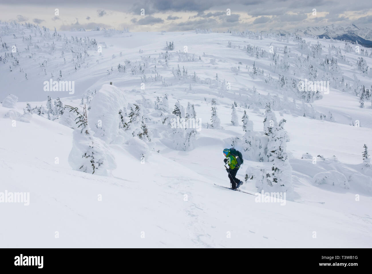 Kaukasische Schneeschuhwanderer verschneiten Hang hinauf wandern Stockfoto