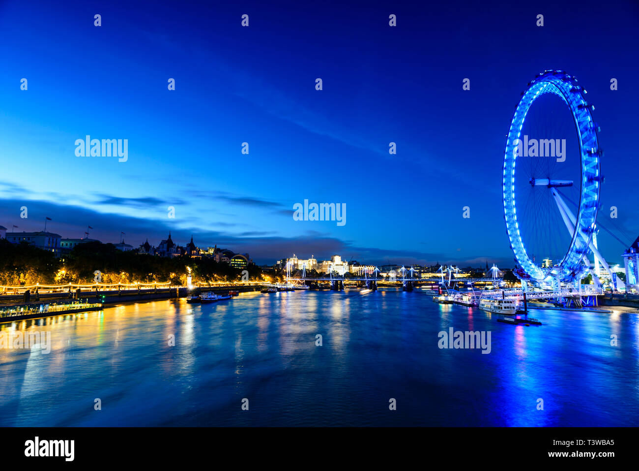 Mit Blick auf Flussfront London Eye, London, Vereinigtes Königreich Stockfoto