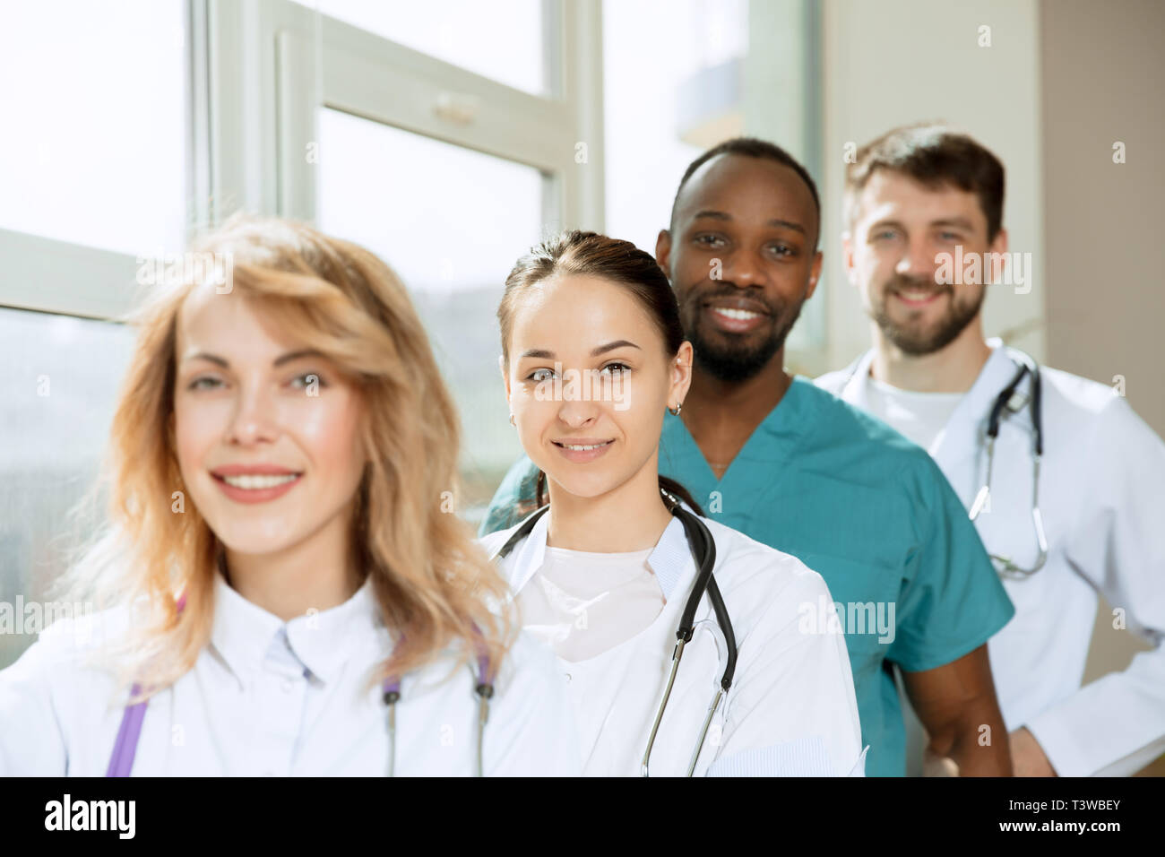 Healthcare "Volk"-Gruppe. Professionelle männliche und weibliche Ärzte im Krankenhaus oder Klinik posieren. Medizintechnik Forschung Institut und Arzt Personal Service Konzept. Glücklich lächelnde Modelle. Stockfoto