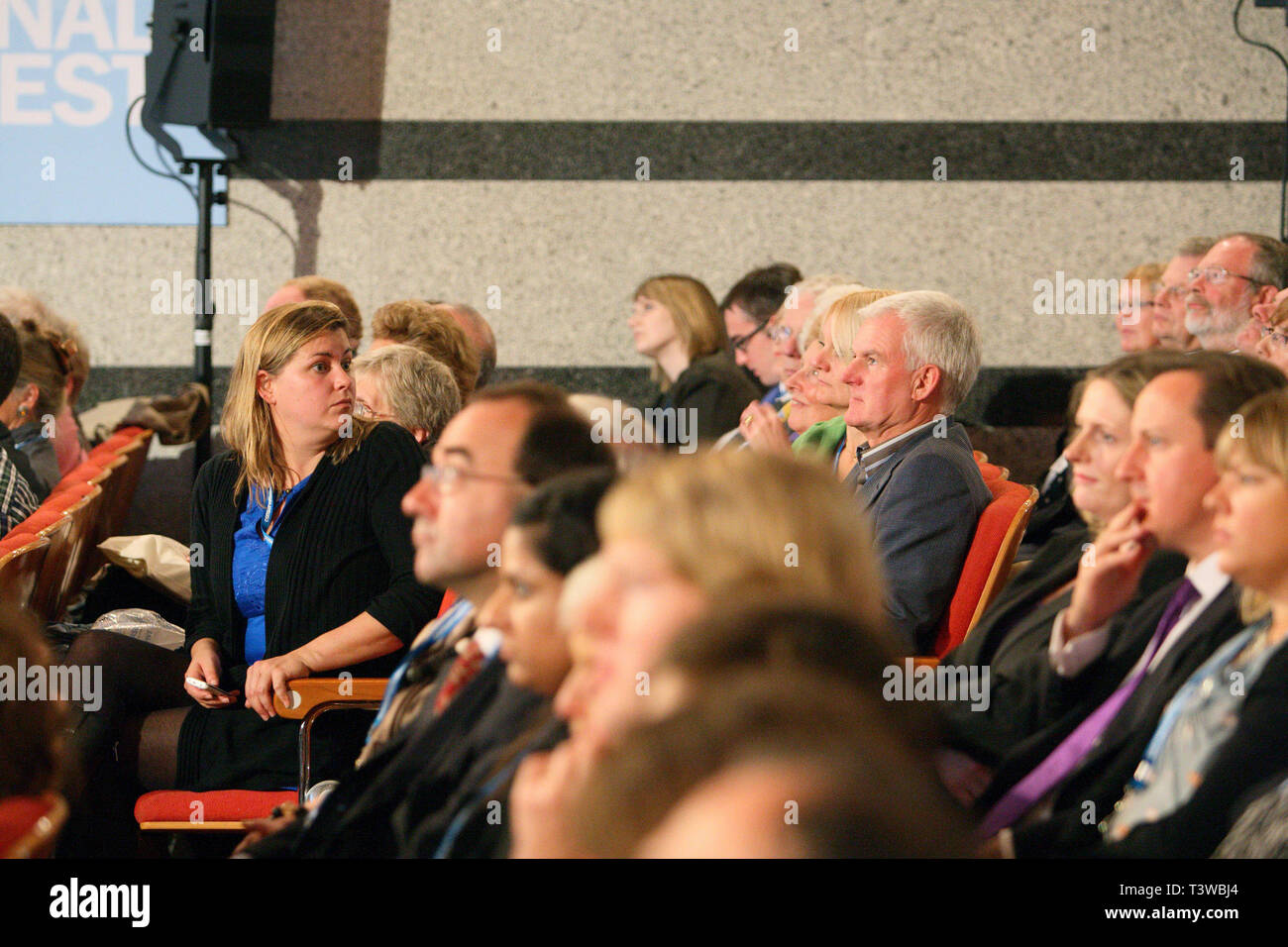 Liz Sugg, Leiter Betrieb, als Premierminister David Cameron im Publikum sitzt an 2010 Parteitag der Konservativen Partei, Birmingham. 03.10.2 Stockfoto