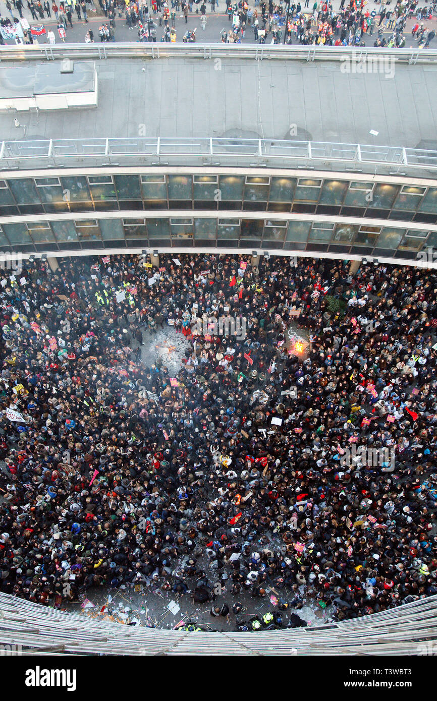 Studenten außerhalb der Millbank Tower, Konservative Partei HQ besetzen. Demo gegen die Pläne zu Studiengebühren und Kürzungen der Universität Finanzierung erhöhen. Lon Stockfoto