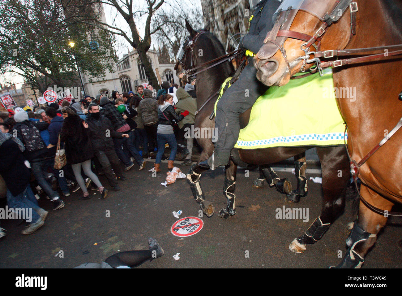 Polizei Pferde Kostenlos Demonstranten In Parliament Square Demonstration Gegen Die Plane Zu Studiengebuhren Und Kurzungen Der Universitat Finanzierung Erhohen London 09 12 Stockfotografie Alamy