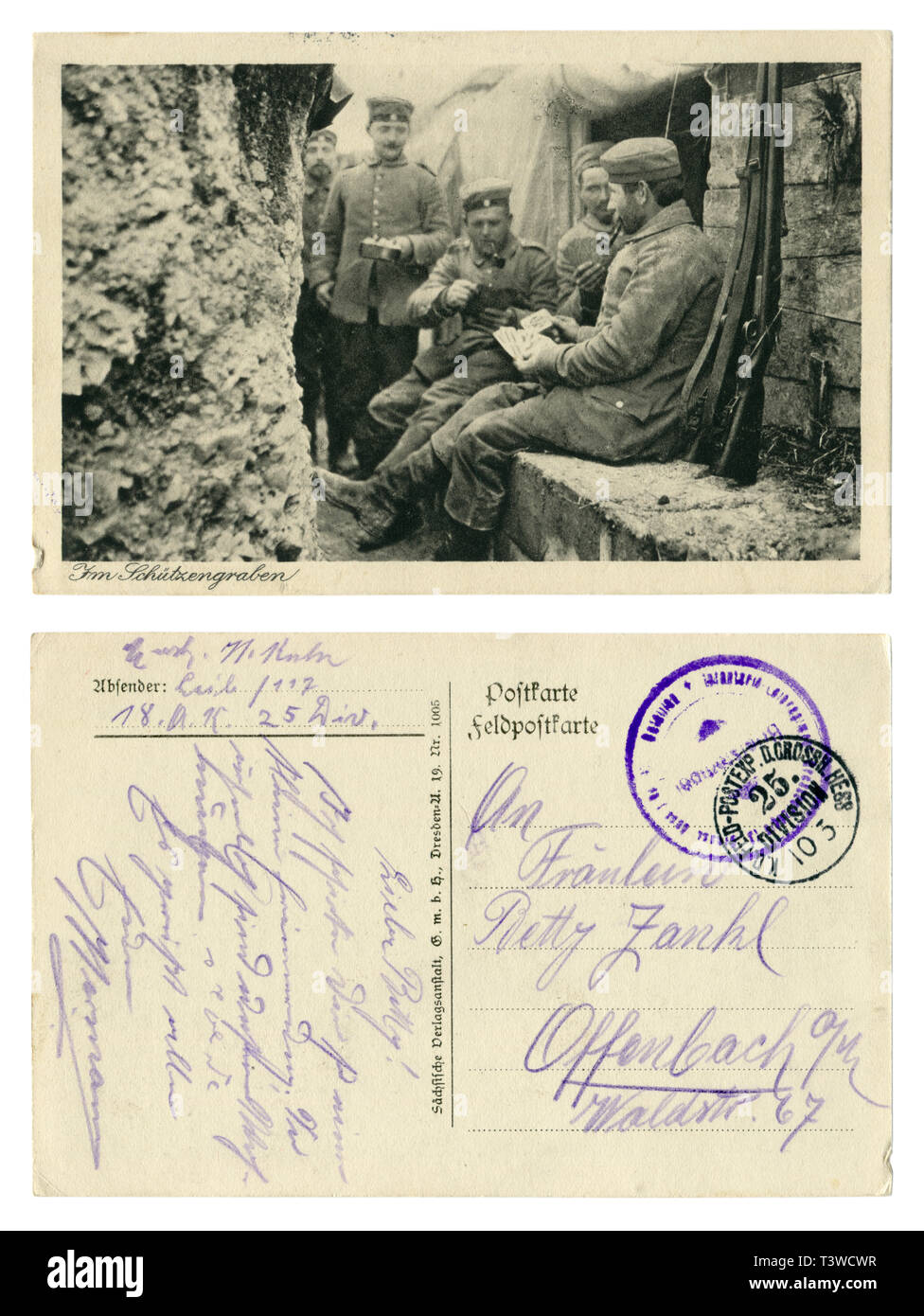 Deutsches Historisches Foto Postkarte: Soldaten im Schützengraben Tabakpfeifen, Karten spielen. Man hält eine Pfanne mit Essen. Zwischen den Angriffen. 1914-18 Stockfoto