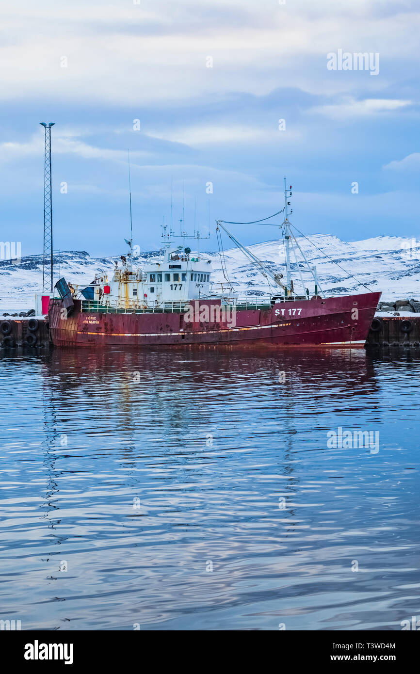 Fonix Fischtrawler angedockt in Hólmavík im Winter in der Region Westfjorde Islands [kein Eigentum Freigabe; für redaktionelle Lizenzierung nur verfügbar] Stockfoto