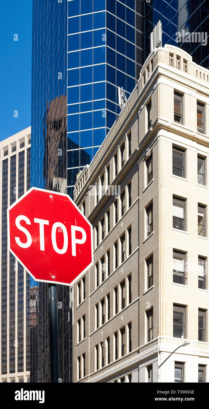 Stop-Schild auf einer Straße von New York City mit Gebäude im Hintergrund, selektiver Fokus, USA. Stockfoto