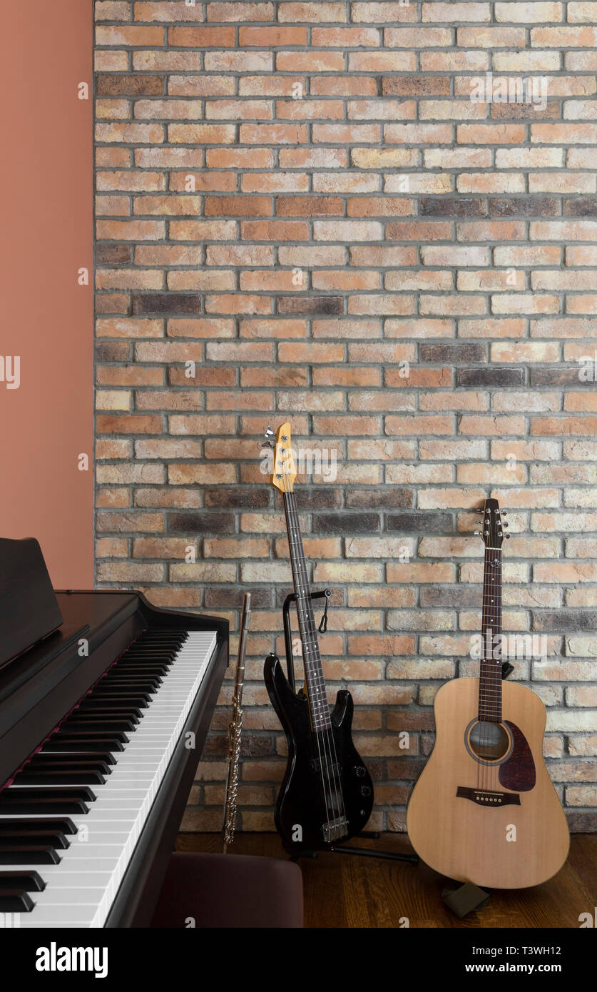 Gitarren und Klavier in der Nähe von Mauer Stockfoto