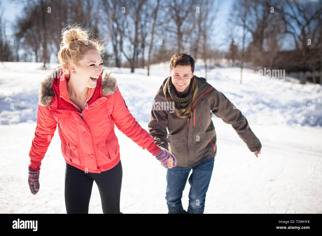 Kaukasische paar Eislaufen auf dem zugefrorenen See Stockfoto