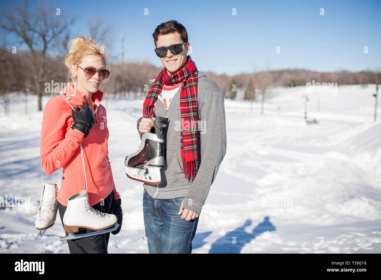 Kaukasische Paar Schlittschuhe im Winter tragen Stockfoto