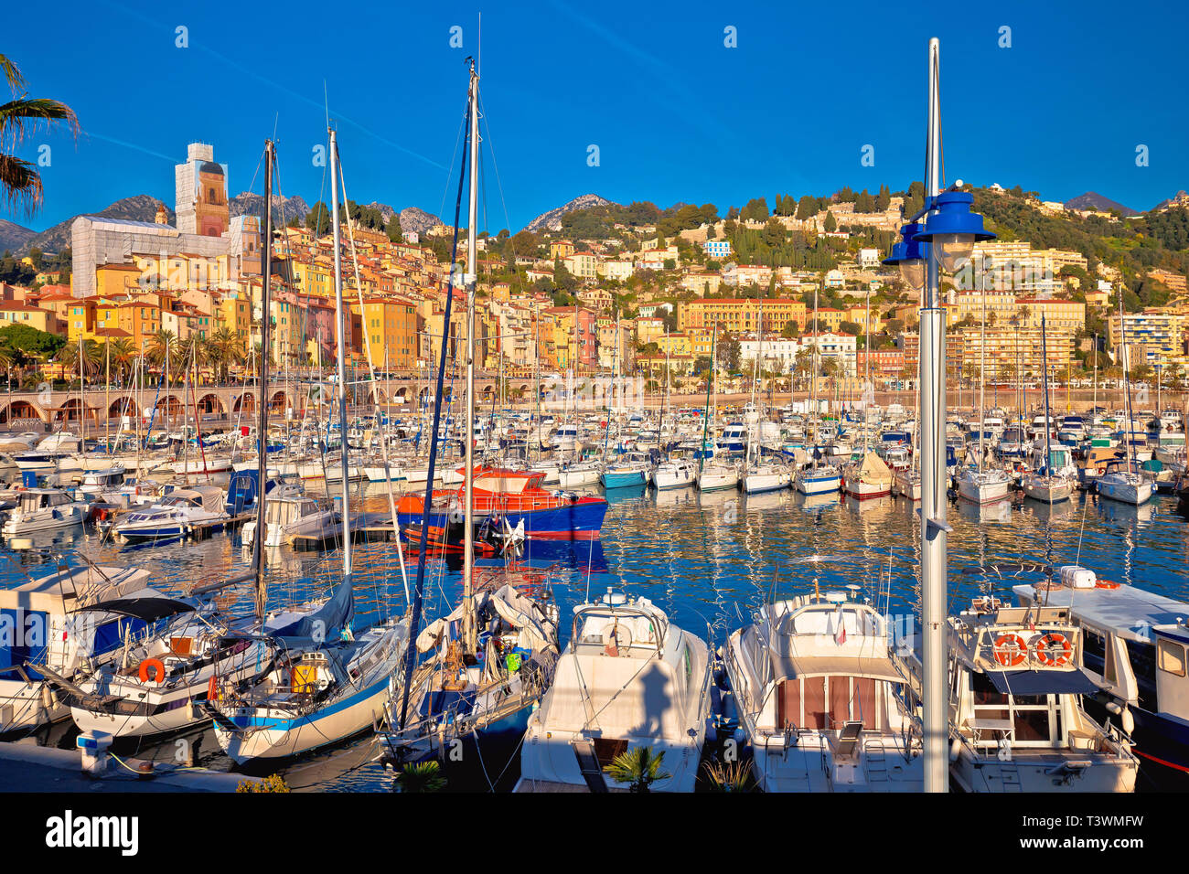 Bunte Cote d Azur Stadt Menton Hafen und Architektur, Alpes-Maritimes Abteilung im Süden Frankreichs Stockfoto
