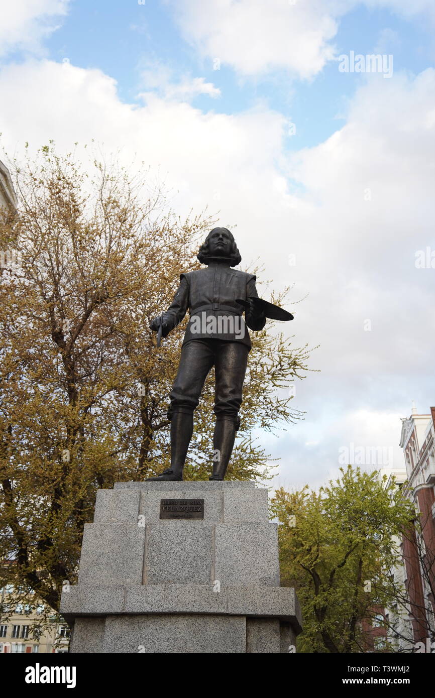 Bronzestatue des Malers Diego Velázquez mit seiner Palette, von Francisco López Hernández, Calle de Velázquez, Madrid Stockfoto