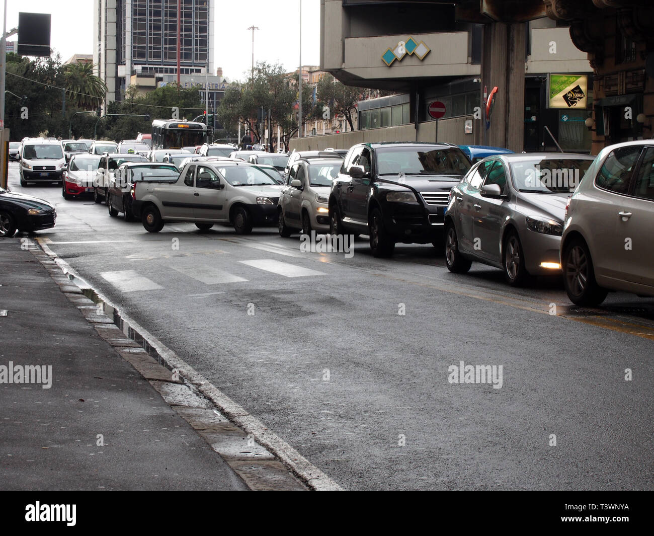 Der Verkehr in der Rush Hour in Genua. Autofahrer, die im Straßenverkehr warten nach Hause von der Arbeit am Ende des Tages nach dem Regen. Eine Nahaufnahme eines Autos. Es geht Stockfoto