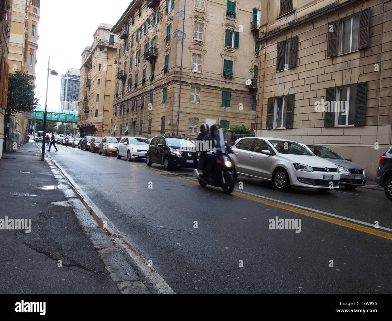 Der Verkehr in der Rush Hour in Genua. Autofahrer, die im Straßenverkehr warten nach Hause von der Arbeit am Ende des Tages nach dem Regen. Eine Nahaufnahme eines Autos. Es geht Stockfoto