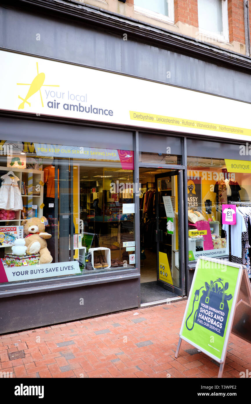 Fassade des lokalen Air Ambulance Charity Shop, High Street, Rugby, Warwickshire, Großbritannien Stockfoto