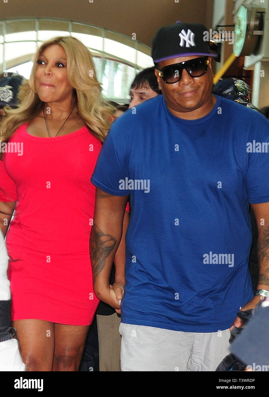 *** Foto *** Wendy Williams Dateien für Scheidung nach mehr als 20 Jahren Ehe. PEMBROKE, FL - AUGUST 04: Wendy Williams und Ehemann Kevin Jäger nehmen an der Weg von Ihrer 17 Stadt ay Es so, wie Du es Sommer Tour" am Pembroke Seen Mall in der Feier der kommenden Saison 3 Premiere von "Wendy Williams Show" am 4. August in Pembroke, Florida 2011 bedeuten. Quelle: MPI 10/MediaPunch Stockfoto