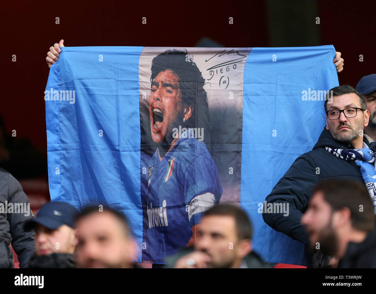 Emirates Stadium, London, UK. 11 Apr, 2019. UEFA Europa League Fußball, Viertelfinale, 1 Bein, Arsenal gegen Napoli, Napoli Ventilator einen signierten Banner von Diego Maradona ex-Player Quelle: Aktion plus Sport/Alamy Live NewsEditorial nur verwenden, eine Lizenz für die gewerbliche Nutzung erforderlich. Keine Verwendung in Wetten, Kredit: Aktion plus Sport/Alamy Live NewsEditorial nur verwenden, eine Lizenz für die gewerbliche Nutzung erforderlich. Keine Verwendung in Wetten, Kredit: Aktion plus Sport/Alamy leben Nachrichten Stockfoto