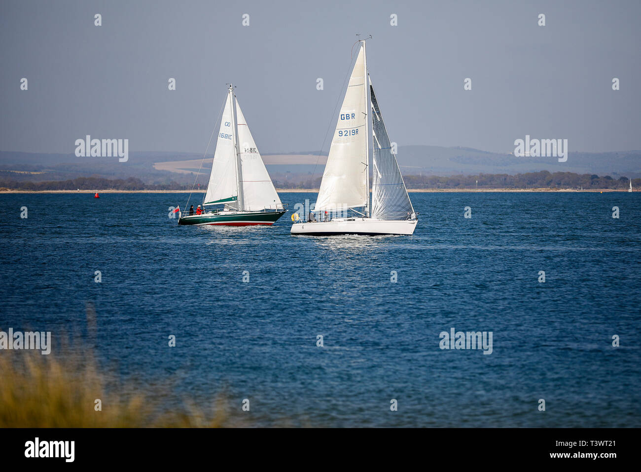 Hayling Island, Hampshire, UK. 11. April 2019. Schöne sonnige Wetter entlang der Südküste heute. Die Aussicht von Hayling Island Sailing Club auf Hayling Island in Hampshire. Credit: James Jagger/Alamy leben Nachrichten Stockfoto