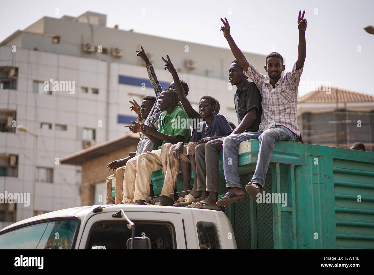 Khartum, Sudan. 11 Apr, 2019. Sudanesische Demonstranten flash den Sieg Zeichen, als sie die Festnahme von lange feiern - Zeit Präsident Omar al-Bashir, die von den Streitkräften, außerhalb des Verteidigungsministeriums. Die Menschen weiterhin gegen die Entscheidung der Armee einen militärischen Rat für eine Übergangszeit von zwei Jahren zu bilden zu demonstrieren, die Aufhebung der Verfassung und einer dreimonatigen Ausnahmezustand. Credit: Ala Kheir/dpa/Alamy leben Nachrichten Stockfoto