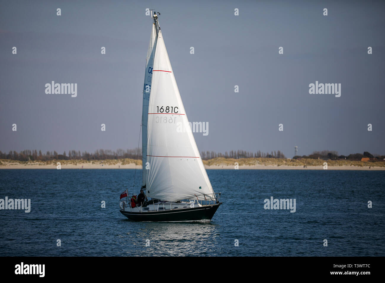Hayling Island, Hampshire, UK. 11. April 2019. Schöne sonnige Wetter entlang der Südküste heute. Die Aussicht von Hayling Island Sailing Club auf Hayling Island in Hampshire. Credit: James Jagger/Alamy leben Nachrichten Stockfoto