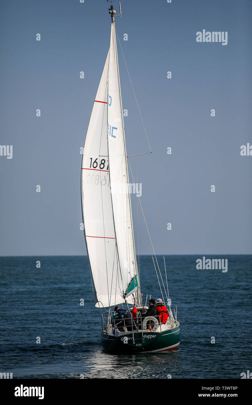 Hayling Island, Hampshire, UK. 11. April 2019. Schöne sonnige Wetter entlang der Südküste heute. Die Aussicht von Hayling Island Sailing Club auf Hayling Island in Hampshire. Credit: James Jagger/Alamy leben Nachrichten Stockfoto