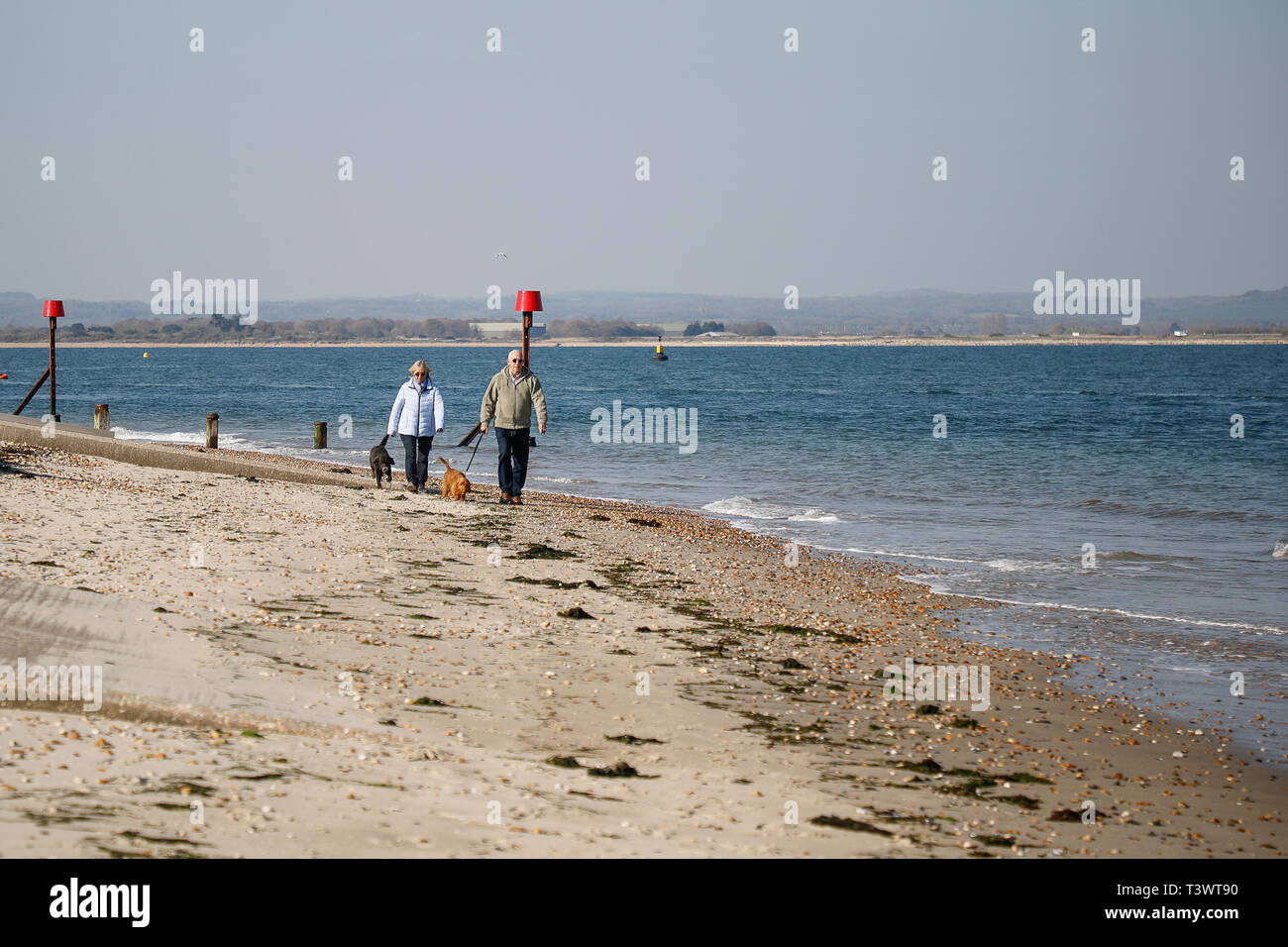 Hayling Island, Hampshire, UK. 11. April 2019. Schöne sonnige Wetter entlang der Südküste heute. Die Aussicht von Hayling Island Sailing Club auf Hayling Island in Hampshire. Credit: James Jagger/Alamy leben Nachrichten Stockfoto