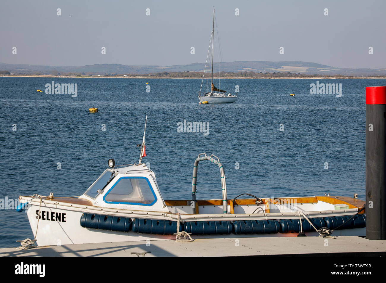 Hayling Island, Hampshire, UK. 11. April 2019. Schöne sonnige Wetter entlang der Südküste heute. Die Aussicht von Hayling Island Sailing Club auf Hayling Island in Hampshire. Credit: James Jagger/Alamy leben Nachrichten Stockfoto