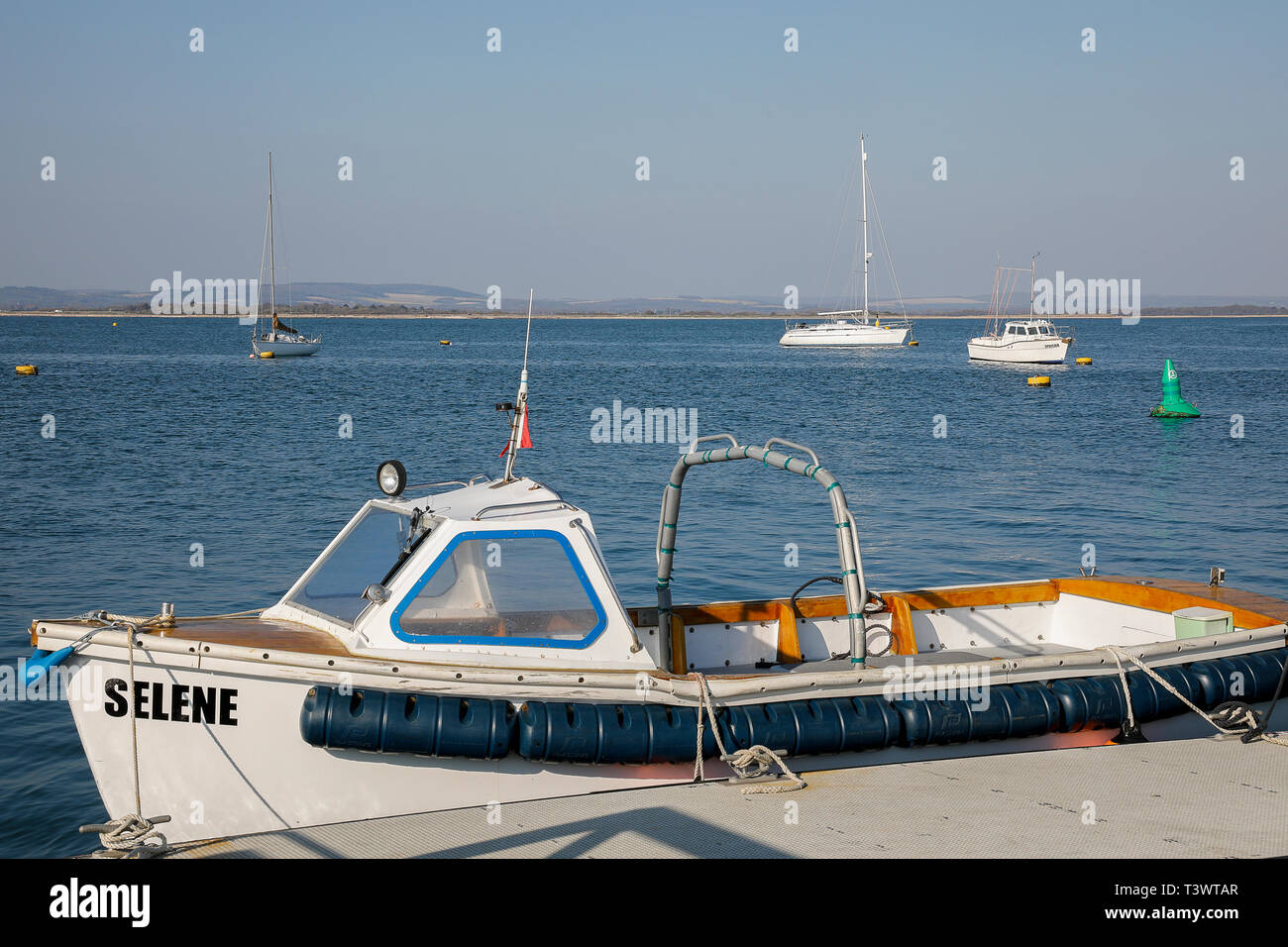 Hayling Island, Hampshire, UK. 11. April 2019. Schöne sonnige Wetter entlang der Südküste heute. Die Aussicht von Hayling Island Sailing Club auf Hayling Island in Hampshire. Credit: James Jagger/Alamy leben Nachrichten Stockfoto