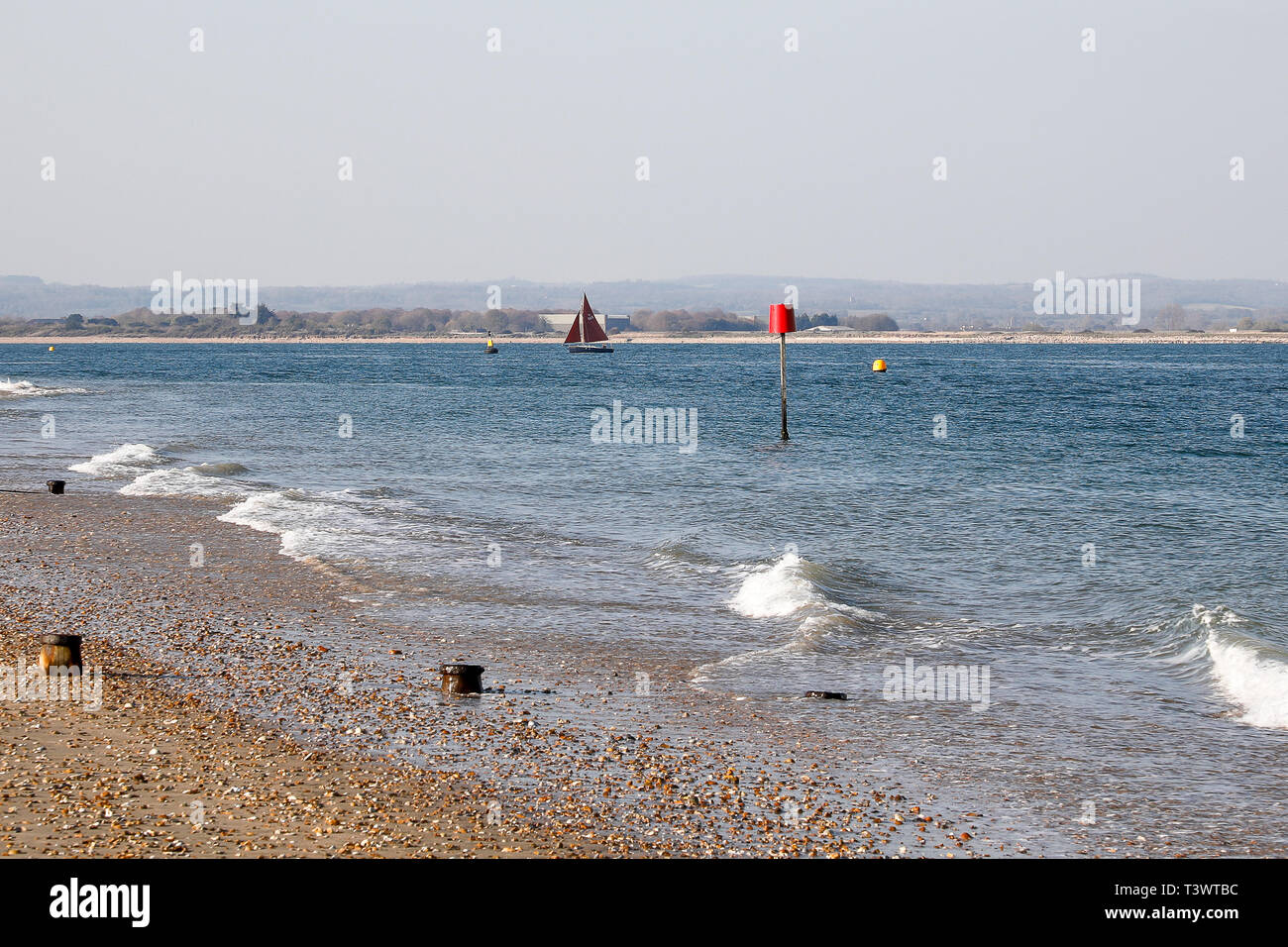 Hayling Island, Hampshire, UK. 11. April 2019. Schöne sonnige Wetter entlang der Südküste heute. Die Aussicht von Hayling Island Sailing Club auf Hayling Island in Hampshire. Credit: James Jagger/Alamy leben Nachrichten Stockfoto